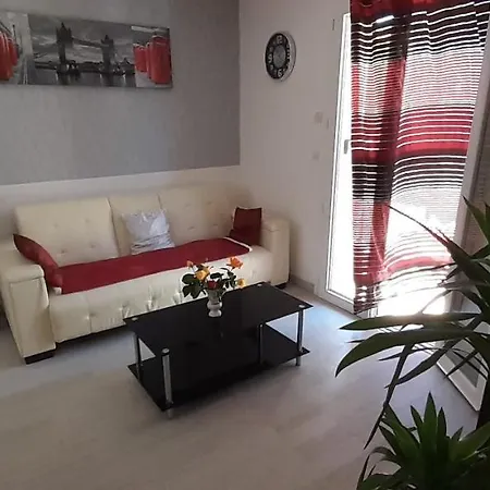 Apartment Bien Equipe: Cozy 2-bedroom With Terrace Near Thermal Spas Volx
