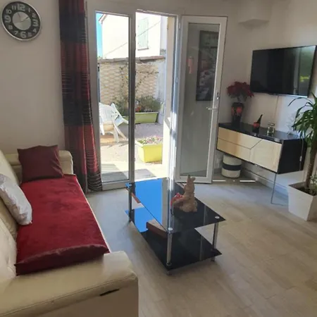 Bien Equipe: Cozy 2-bedroom With Terrace Near Thermal Spas Volx