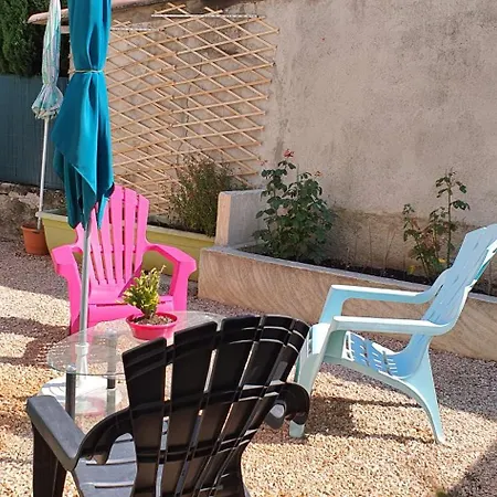 Bien Equipe 2 Lit 2 Place Dans Chaque Canape Lit 2 Place, 5 Personnes, Terrasse Bien Equipe, Planchas, Parking Gratuit Sur Place, A Proximite De Commerce Et De Cure Thermal, Cadarache ,forcalquier, Gorge Du Verd