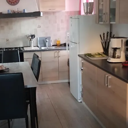 Bien Equipe 2 Lit 2 Place Dans Chaque Canape Lit 2 Place, 5 Personnes, Terrasse Bien Equipe, Planchas, Parking Gratuit Sur Place, A Proximite De Commerce Et De Cure Thermal, Cadarache ,forcalquier, Gorge Du Verd * Volx