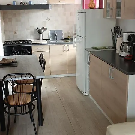 Apartment Bien Equipe: Cozy 2-bedroom With Terrace Near Thermal Spas *